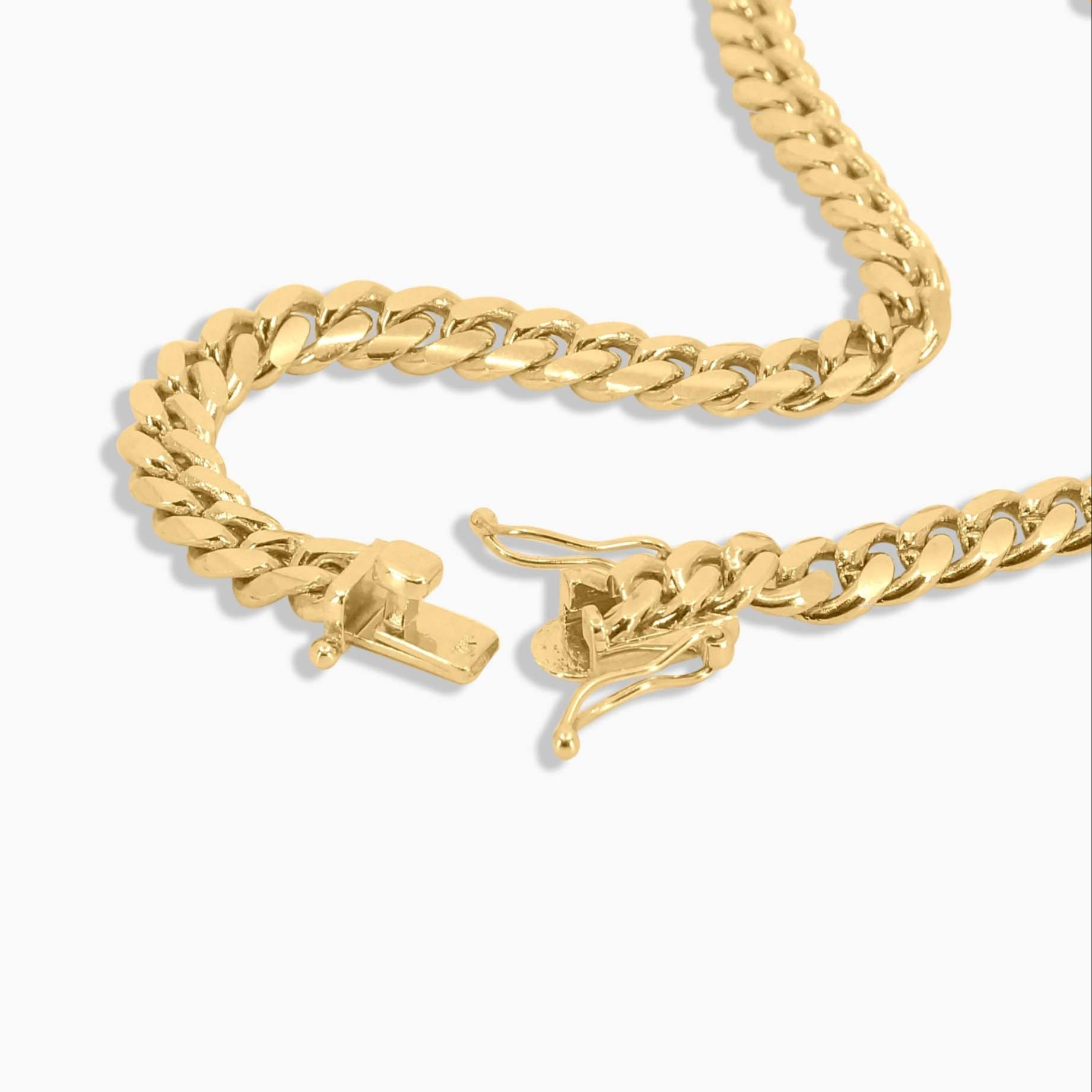 Close-up of 6mm machine-made Cuban link bracelet at Mayra Jewelry