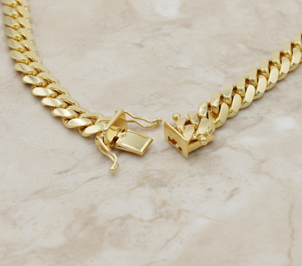 Close-up of 4mm machine-made Cuban link chain at Mayra Jewelry